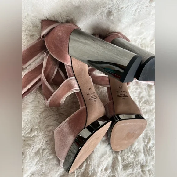 Valentino Garavani Velvet Strappy Sandal Heels in Poudre Ballet Pink so 38 US 8 - Picture 10 of 16